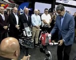 Maduro baila con un robot al ritmo de música navideña venezolana