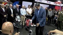 Maduro baila con un robot al ritmo de música navideña venezolana
