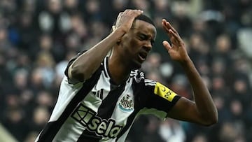 Alexander Isak, jugador del Newcastle, se lamenta por una ocasión fallada ante el Fulham.