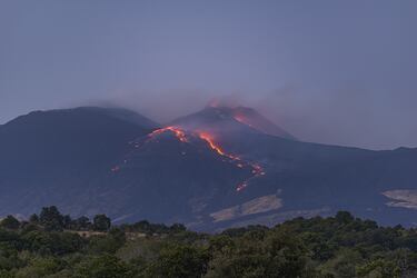 El volcán Etna en Sicilia, Italia, entró en erupción el 27 de agosto, dejando una columna de humo de al menos 5.000 metros y provocando la evacuación de algunas poblaciones y turistas.