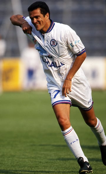 Carlos Hermosillo fue jugador de América, Monterrey, Cruz Azul, Necaxa, Atlante y Guadalajara. Es el segundo máximo anotador del fútbol mexicano con 294 goles.