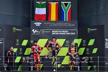Francesco Bagnaia, Aleix Espargar車 y Brad Binder completan el podio de Silverstone.