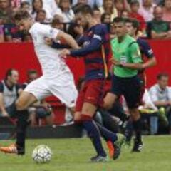 Gran pitada a Piqué en Sevilla