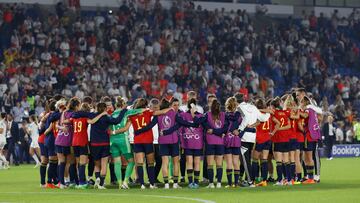 Jugadoras y cuerpo técnico de la selección española, a la finalización del encuentro de cuartos de final de Eurocopa 2022.