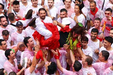Los asistentes al "Chupinazo" se reúnen para la inauguración del festival de San Fermín.