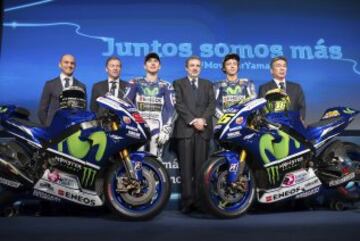 El presidente de Movistar España, Luis Miguel Gilpérez, junto a los pilotos Jorge Lorenzo y Valentino Rossi.