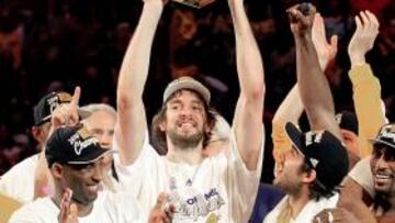 Pau Gasol levanta, pleno de felicidad, el trofeo de campeones de la NBA, el que supone el segundo anillo en la carrera del mejor jugador español de todos los tiempos.