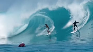 Un surfista de 14 a&ntilde;os ve como otro surfista le salta una ola en Kandui (Mentawai, Indonesia). 