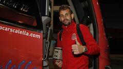 Stuani, ayer a su llegada a Sevilla.