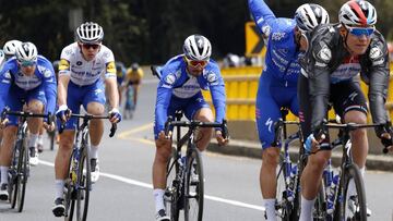 Corredores del equipo Deceuninck-QuickStep.