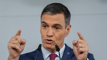 El presidente del Gobierno en funciones, Pedro Sánchez, ofrece una rueda de prensa tras reunirse con el Rey Felipe VI, en el Complejo de la Moncloa, a 3 de octubre de 2023, en Madrid (España). El secretario general del PSOE y presidente del Gobierno en funciones, Pedro Sánchez, se ha postulado hoy ante el rey como candidato para lograr los apoyos parlamentarios en la nueva ronda de contacto tras la investidura fallida del líder del PP, Alberto Núñez Feijóo, quien ha sido recibido también en audiencia hoy por Felipe VI. Al término de las entrevistas, que comenzaron ayer 2 de octubre, con UPN, CC, PNV, Sumar y Vox, el jefe del Estado debe decidir si nombra a Sánchez como aspirante a formar gobierno después de que el líder del PP fracasara en su intento la semana pasada.
03 OCTUBRE 2023;RUEDA DE PRENSA;PRESIDENTE;CANDIDATO;
Alejandro Martínez Vélez / Europa Press
03/10/2023