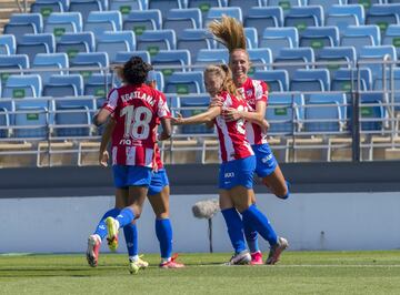 Abrazo de kas jugadoras del Atlético de Madrid tras ampliar su renta por dos goles.