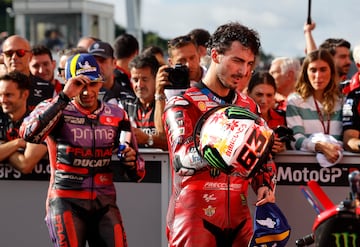 Francesco Bagnaia celebra emocionado su victoria en la carrera del GP de Japón.