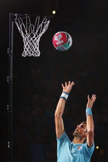 Novak Djokovic jugando al baloncesto 