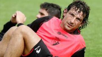 <b>TRANQUILO. </b>Ricardo se toma un descanso durante un entrenamiento de Osasuna.