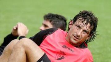 <b>TRANQUILO. </b>Ricardo se toma un descanso durante un entrenamiento de Osasuna.