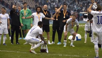 El vacile de Marcelo y Kroos en la foto de Alaba con el trofeo