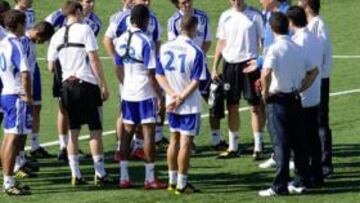 <b>CON EL MONO. </b>Los 17 elegidos escuchan al Mono Burgos.