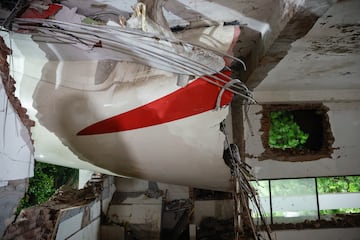 Una vista muestra los escombros en el lugar del accidente despus de que un avin de Air India, con destino al aeropuerto Gatwick de Londres, se estrellara durante el despegue desde un aeropuerto en Ahmedabad, India.
