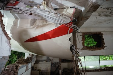 Una vista muestra los escombros en el lugar del accidente después de que un avión de Air India, con destino al aeropuerto Gatwick de Londres, se estrellara durante el despegue desde un aeropuerto en Ahmedabad, India.