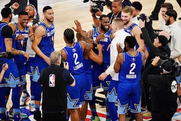 Los jugadores del Team LeBron celebran su victoria en el All Star Game 2020.