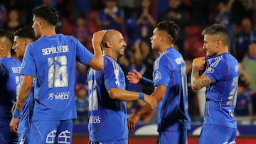 Futbol, Universidad de Chile vs Deportes La Serena.
Fecha 8, Liga de Primera 2025.
El jugador de Universidad de Chile Charles Aranguiz, centro, celebra su gol contra Deportes La Serena durante el partido de primera division disputado en el estadio Nacional en Santiago, Chile.
17/04/2025
Jonnathan Oyarzun/Photosport
Football, Universidad de Chile vs Deportes La Serena.
8st turn, 2025 First division league.
Universidad de Chile’s player Charles Aranguiz, center, celebrates his goal against Deportes La Serena during the first division match held at the Nacional stadium in Santiago, Chile.
17/04/2025
Jonnathan Oyarzun/Photosport