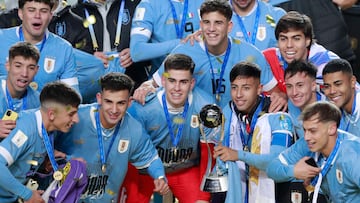 AMDEP4220. LA PLATA (ARGENTINA), 11/06/2023.- Jugadores de Uruguay celebran con el trofeo de campeones de la Copa Mundial de Fútbol sub-20 tras vencer a Italia hoy, en el estadio Diego Armando Maradona en La Plata (Argentina). EFE/ Demian Alday Estevez
