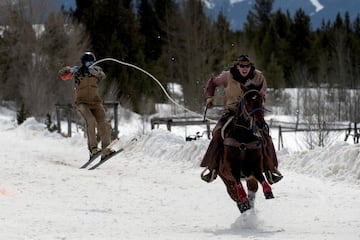 Un jinete a caballo tira de un esquiador en la 73ª edición de la Carrera Anual de skijoring en Leadville, la ciudad a mayor altitud de América del Norte (3.094 metros), en Colorado. El skijoring es un deporte en el que un jinete, un caballo y un esquiador se unen para realizar un recorrido con saltos y captura de anillas en el menor tiempo posible.