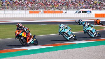 Honda Red Bull KTM Ajo Spanish rider Pedro Acosta (L) rides ahead Honda Leopard Racing Italian rider Dennis Foggia and Honda Leopard Racing Spanish rider Xavier Artigas during the Moto3 race of the Valencia Grand Prix at the Ricardo Tormo racetrack in Cheste, on November 14, 2021. (Photo by JOSE JORDAN / AFP)