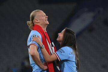 El delantero noruego del Manchester City celebró la victoria en la final de la Champions League 2023 sobre el césped del Estadio Olímpico Atatürk junto a su pareja sentimental Isabel Haugseng.