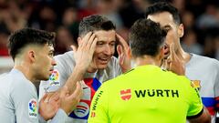 Soccer Football - LaLiga - Osasuna v FC Barcelona - El Sadar Stadium, Pamplona, Spain - November 8, 2022 FC Barcelona's Robert Lewandowski with teammates remonstrate with referee Jesus Gil Manzano after being shown the red card REUTERS/Vincent West primera expulsion españa  tarjeta
PUBLICADA 12/11/22 NA MA15 3COL