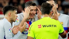 Soccer Football - LaLiga - Osasuna v FC Barcelona - El Sadar Stadium, Pamplona, Spain - November 8, 2022 FC Barcelona's Robert Lewandowski with teammates remonstrate with referee Jesus Gil Manzano after being shown the red card REUTERS/Vincent West primera expulsion españa  tarjeta
PUBLICADA 12/11/22 NA MA15 3COL