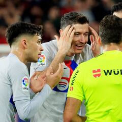 Robert Lewandowski available to play for Barcelona against Espanyol