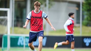 El sueco Williot Swedberg golpea el balón durante un entrenamiento del Celta.