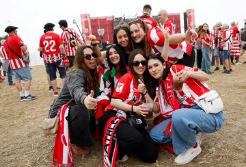 Aficionadas del Athletic en la Fan Zone del equipo en Sevilla.