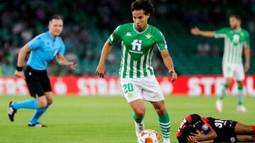 Diego Lainez, ante el Leverkusen. 