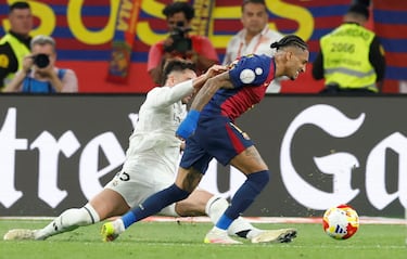 El árbitro, De Burgos Bengoetxea y tras revisar la jugada en el monitor, corrige su decisión inicial en la jugada entre Raúl Asencio y Raphinha.