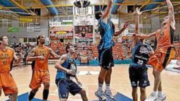 <b>EL MEJOR. </b>Brad Oleson, del Fuenlabrada, supera a Carl English.