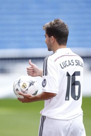 Lucas Silva vestido de blanco.