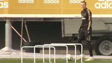 O está obsesionado o sigue con la mofa: el gesto de Bale en su entrenamiento en solitario
