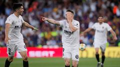 Los jugadores del Valencia celebran el primer gol del partido.