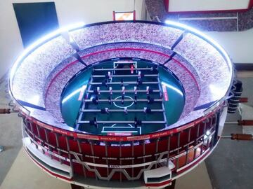 Este diseño temático es obra del argentino Martín Sétula, que realiza réplicas de estadios de fútbol de Argentina e Inglaterra en su empresa Metegol Superclásico. En la imagen, el estadio El Monumental del River Plate.