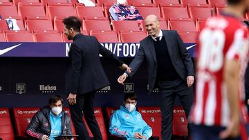 MADRID, 07/03/2021.- El entrenador francés del Real Madrid Zinedine Zidane (dcha) saluda a su colega argentino del Atlético de Madrid, Diego Simeone, durante el partido de Liga que disputan en el estadio Wanda Metropolitano de Madrid.EFE/JuanJo Martín