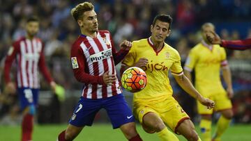 Luis Hernández trata de robar el balón a Griezmann.