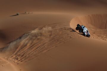 Denis Krotov y Konstantin Zhiltsov durante la sexta etapa del Rally Dakar con un recorrido en Shubaytah, en pleno en Empty Quarter, en Arabia Saudí.