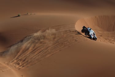 Denis Krotov y Konstantin Zhiltsov durante la sexta etapa del Rally Dakar con un recorrido en Shubaytah, en pleno en Empty Quarter, en Arabia Saudí.