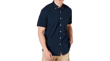 La camisa de manga corta con bolsillo que favorece a cualquier hombre por su corte y diseño