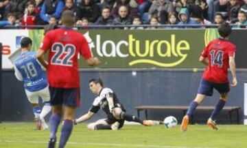 El jugador de la Real Sociedad Chori Castro bate al guardamenta de Osasuna Andres Fernandez consiguiendo el primer gol de su equipo durante el encuentro que ambos conjuntos han disputado esta tarde en el Estadio El Sadar correspondiente a la trigésimo primera jornada del Campeonato Nacional de Liga de Primera División.