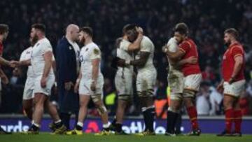 Los ingleses celebran la victoria.