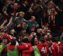 El festejo viral de aficionados del Manchester United que sale mal